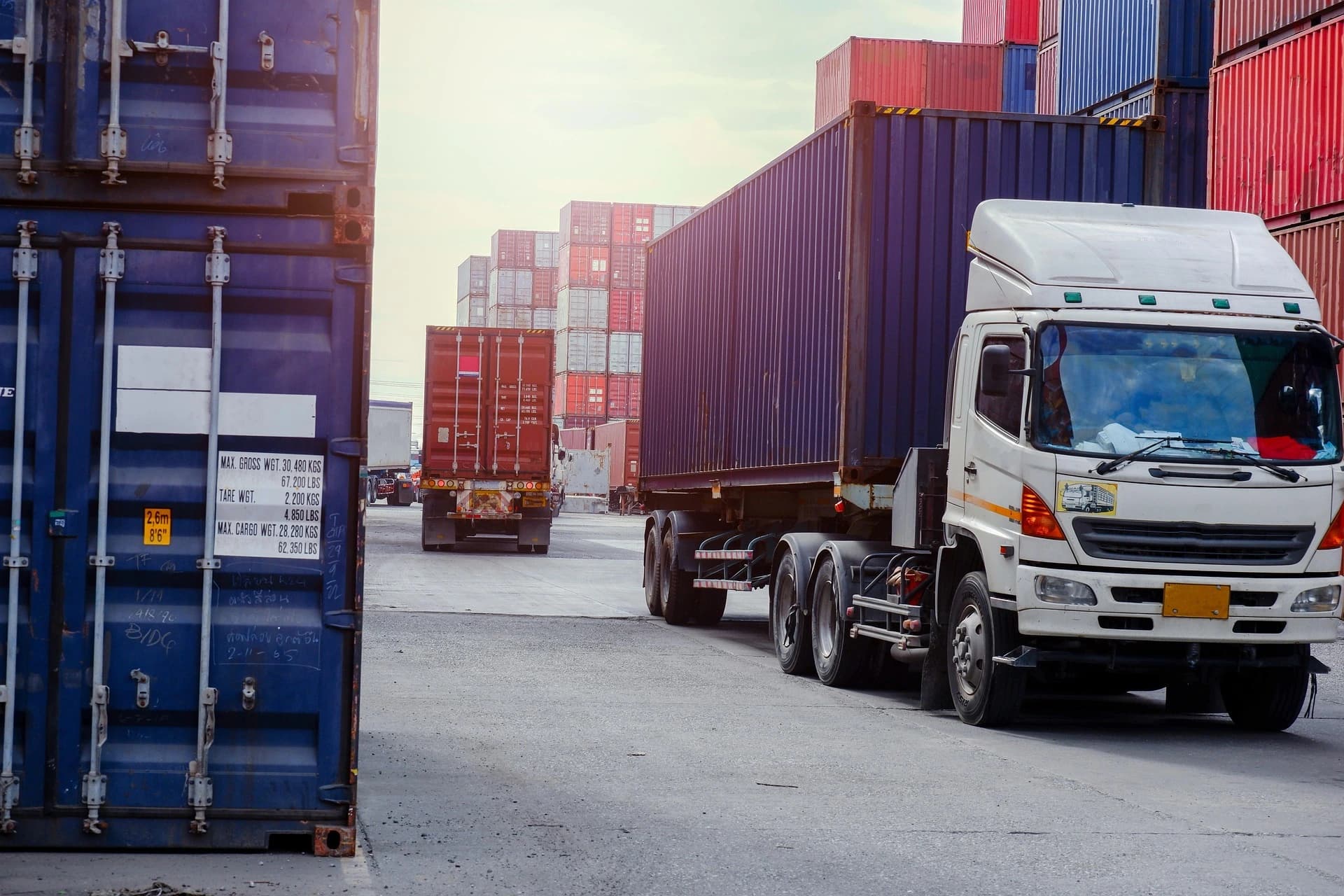 Camiones de carga en terminal de contenedores